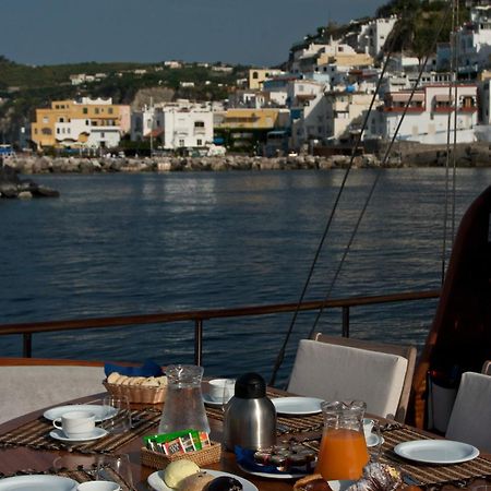Отель Plaghia Boat & Breakfast Кастелламмаре-ди-Стабия Экстерьер фото