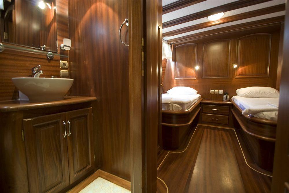 Отель Plaghia Boat & Breakfast Кастелламмаре-ди-Стабия Экстерьер фото