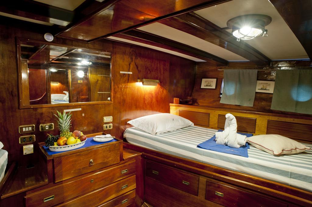 Отель Plaghia Boat & Breakfast Кастелламмаре-ди-Стабия Экстерьер фото