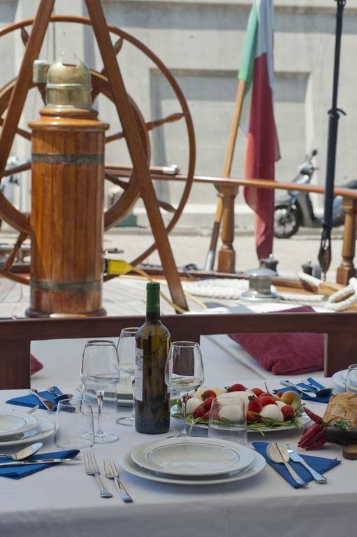 Отель Plaghia Boat & Breakfast Кастелламмаре-ди-Стабия Экстерьер фото