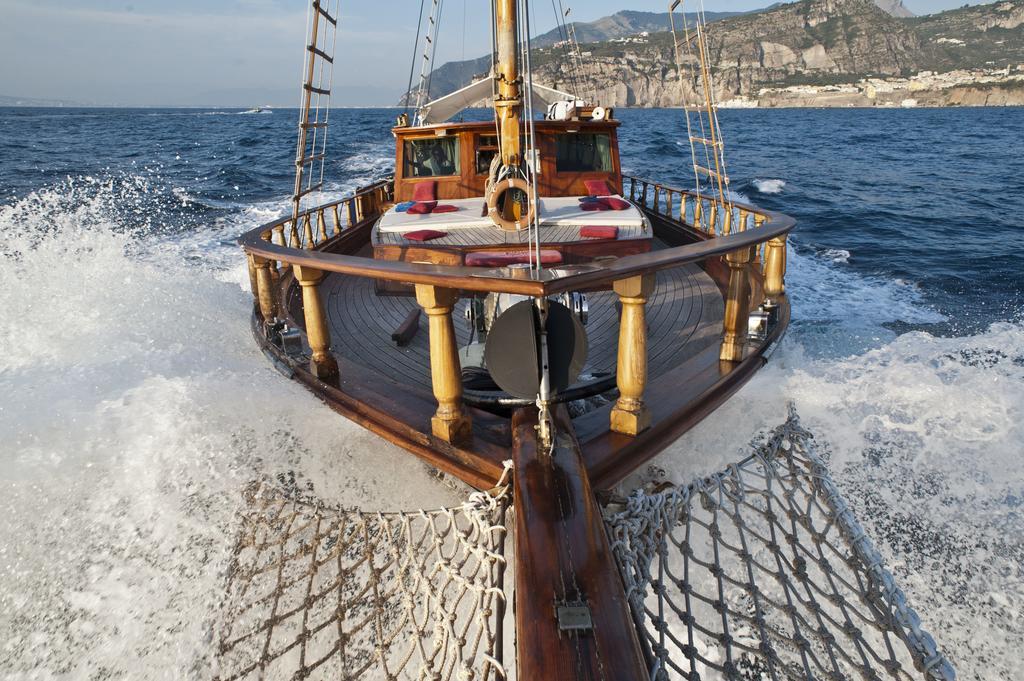 Отель Plaghia Boat & Breakfast Кастелламмаре-ди-Стабия Экстерьер фото