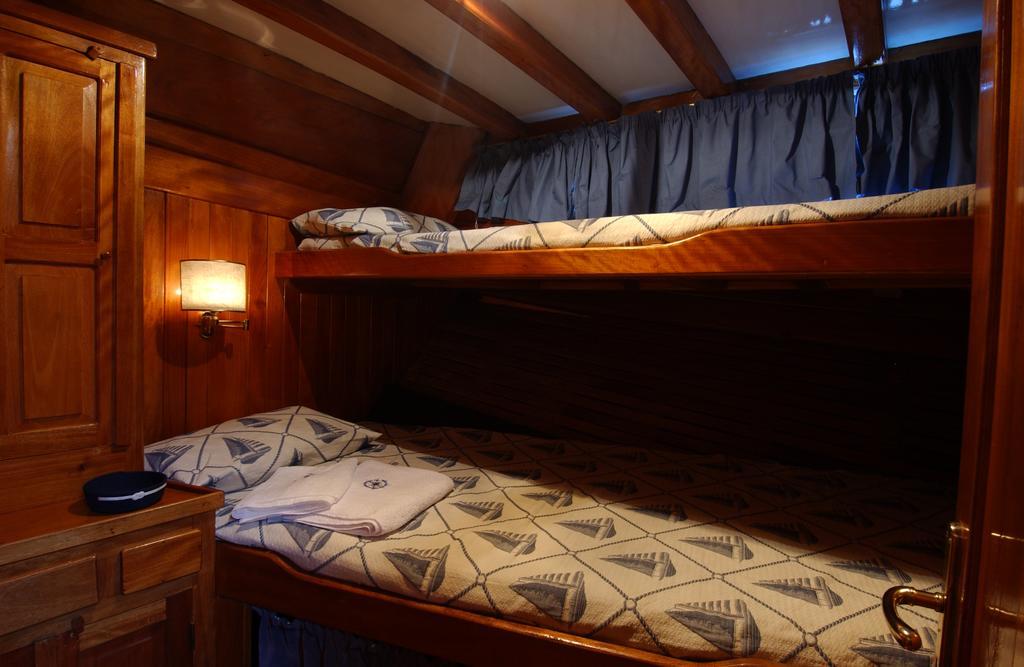 Отель Plaghia Boat & Breakfast Кастелламмаре-ди-Стабия Экстерьер фото