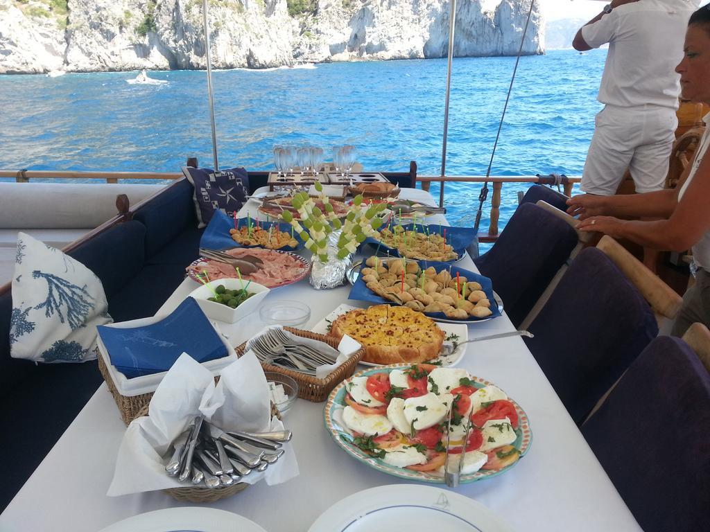 Отель Plaghia Boat & Breakfast Кастелламмаре-ди-Стабия Экстерьер фото