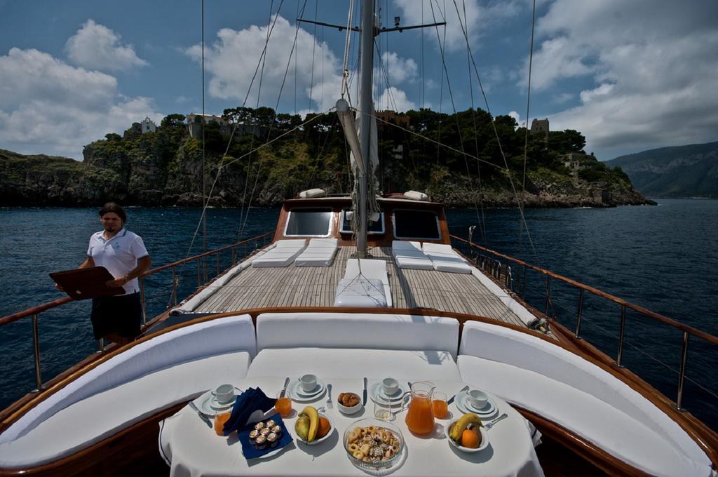 Отель Plaghia Boat & Breakfast Кастелламмаре-ди-Стабия Экстерьер фото